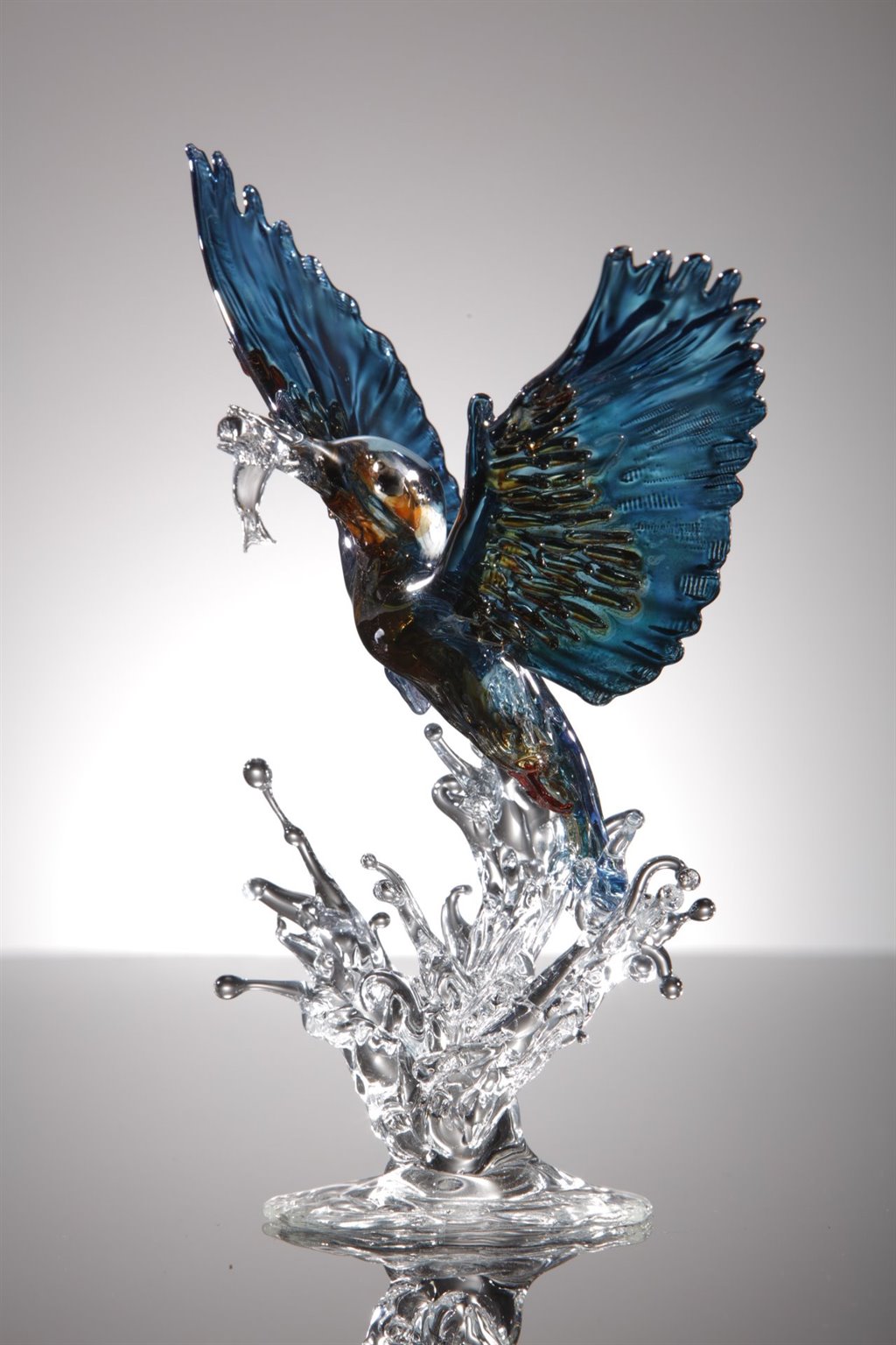 Kingfisher_coming_out_of_water_2_Photo_Simon_Bruntnell
